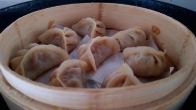 蒸熟的饺子取出即可食用。