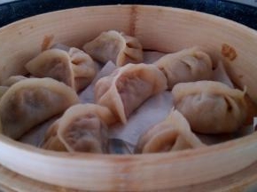 蒸熟的饺子取出即可食用。