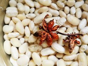 泡好的芸豆放进高压锅里，加一点水，放入八角