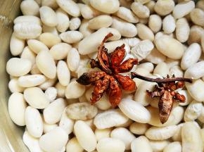 泡好的芸豆放进高压锅里，加一点水，放入八角