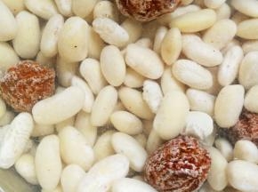 放入话梅（我放了16颗），按口味加一点盐