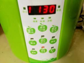 放进高压锅煮，二十分钟左右（我的时间久了一点，豆子有点烂了）