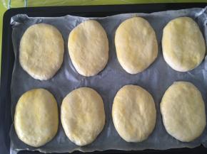 烤箱预热190度，在面包表面刷上一层全蛋液