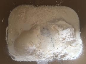 面包桶内加入高筋面粉，酵母，砂糖跟牛奶
