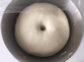 发酵好的面团，手指沾点干粉按下去，有个圆圆的洞，不回弹或者轻微回弹即可