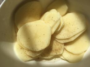 加入适量的玉米油跟胡椒粉搅拌均匀