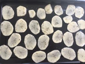 烤箱预热200度，将土豆片均匀的铺在烤盘上，表面撒点罗勒叶，入烤箱烤15分钟