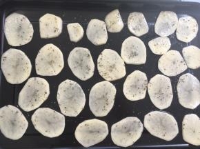 烤箱预热200度，将土豆片均匀的铺在烤盘上，表面撒点罗勒叶，入烤箱烤15分钟