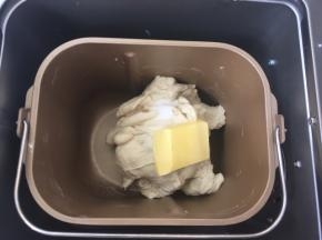之后加入盐跟软化的黄油，继续启动揉面程序，将面团揉至扩展阶段