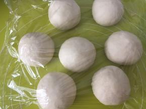 将每一份面团揉至表面光滑，盖保鲜膜松弛15分钟