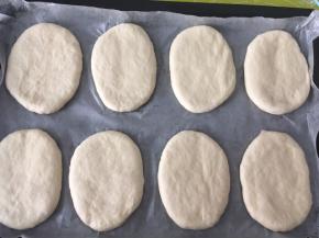 烤盘铺油纸，将擀好的面片均匀的摆放在烤盘上