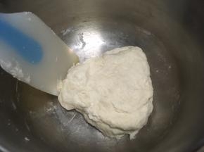 用刮棒将面团翻拌均匀，没有干粉即可