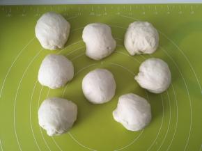 之后将面团分切成8等份