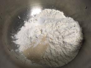 提前一晚做法国老面，容器内加入老面的全部材料