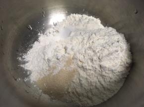 提前一晚做法国老面，容器内加入老面的全部材料