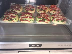 入烤箱烤33分钟，表面上色即可