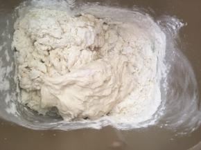 之后加入法国老面，启动揉面程序，一起揉成面团