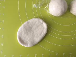 取一份松弛好的面团，用擀面杖擀成长条，松弛好的面团擀的时候轻微回弹，回弹太大，是面团没松弛好