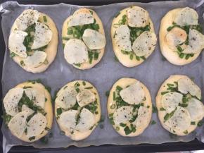 在香葱碎上摆上适量的土豆片