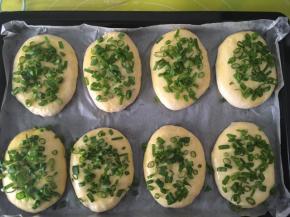 撒上适量的香葱碎