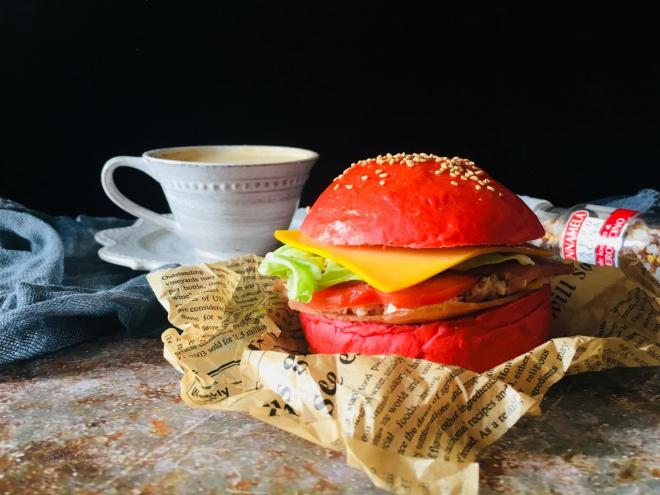 红丝绒金枪鱼沙拉汉堡