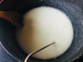 先来制作汤种部分。水与高粉混合无颗粒。加热到65度离火。