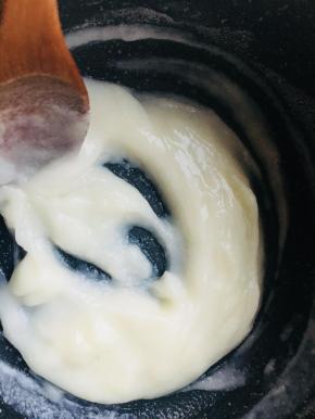 如果没有温度计，可以观察汤种的变化。在它刚刚变浓稠时离火。