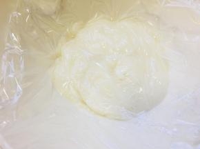等它稍微冷却后，覆盖保鲜膜。保鲜膜要直接盖到汤种中哦。放入冰箱冷藏一个小时。