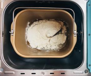 取出汤种，将主面团除黄油意外的所有材料放入面包机，酵母说一下，我用的新鲜酵母，如果你用干酵母，放4克就好。