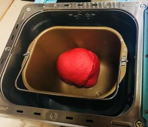 面团成团后加入黄油。揉至出手摸。进行基础发酵。