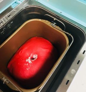 基础发酵后，戳洞测试是否发酵完成。