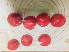 排气，将面团分割成80克左右的小面团。