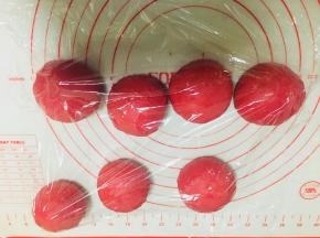 排气，将面团分割成80克左右的小面团。