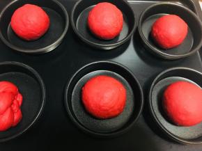 滚圆后放置到汉堡模具中。进行二次发酵。