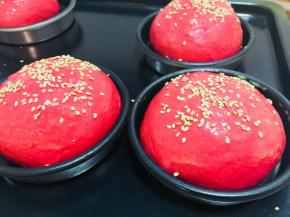 发酵好后，表面涂抹鸡蛋液。撒上芝麻。烤箱180度15到20分钟。具体温度根据自己烤箱脾气调节。