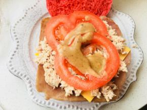 金枪鱼罐头加入沙拉酱，少许盐与黑胡椒。口味可以根据自己口味调节。烟熏火腿，金枪鱼沙拉，奶酪片，蔬菜，淋上点焙烤芝麻汁。