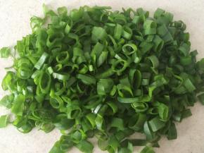 香葱洗干净，滤干水份，切碎段备用