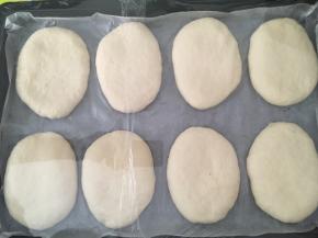 盖保鲜膜室温发酵至一倍大，松弛好的面团用手按下去会很快回弹起来