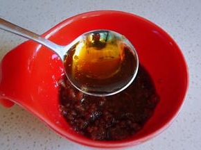 香油，充分搅拌融合