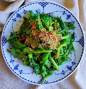 一道美味爽口的陈醋蒜蓉冰菜就拌好了