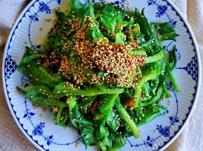 一道美味爽口的陈醋蒜蓉冰菜就拌好了