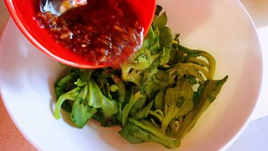 将蒜泥酱加入到冰菜中