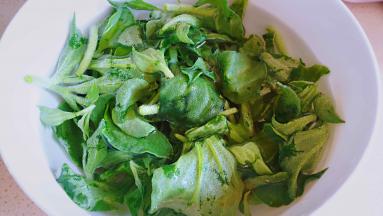 冰菜冲洗干净浮土，淡盐水浸泡十五分钟，再次冲洗干净，甩干水分备用