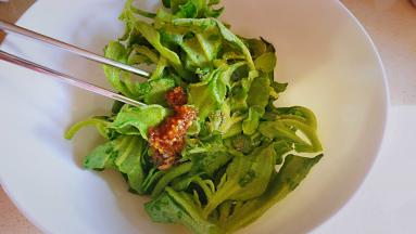 从底部向上挑着拌匀，这样不破坏冰菜的叶的完整性