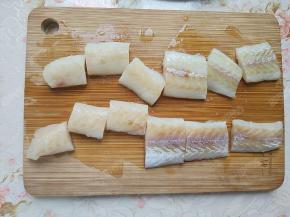 狭鳕鱼切成块状