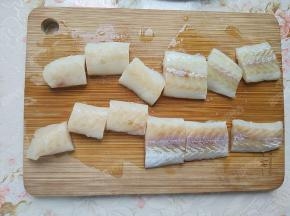 狭鳕鱼切成块状