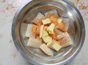 狭鳕鱼块放入碗中，加入蜜汁腌料、姜片