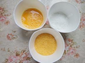 准备三个小碗，分别放入淀粉、鸡蛋、面包糠，鸡蛋打散