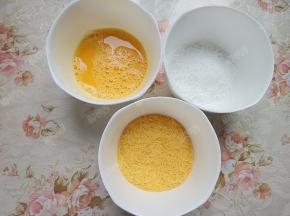 准备三个小碗，分别放入淀粉、鸡蛋、面包糠，鸡蛋打散