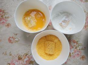 将狭鳕鱼块先裹一层薄薄的淀粉，然后沾满蛋液，然后裹面包糠